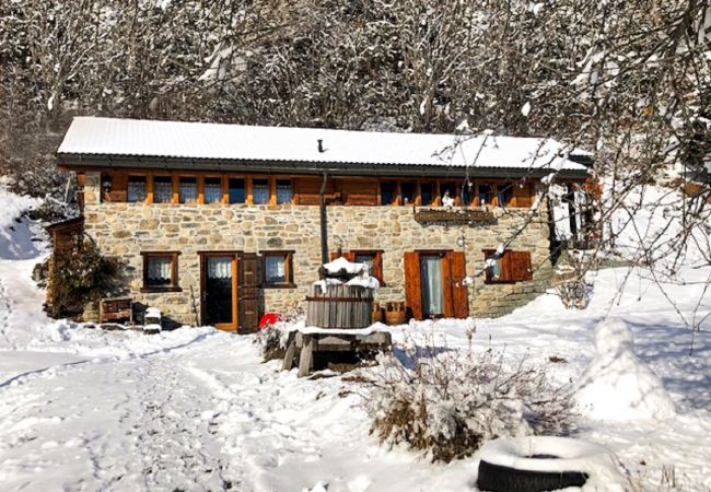 Frontseite der verschneiten Hütte