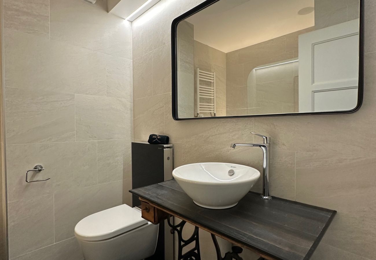 Funktionelles WC mit Waschbecken, großer Spiegel, Badewanne für entspannende Momente