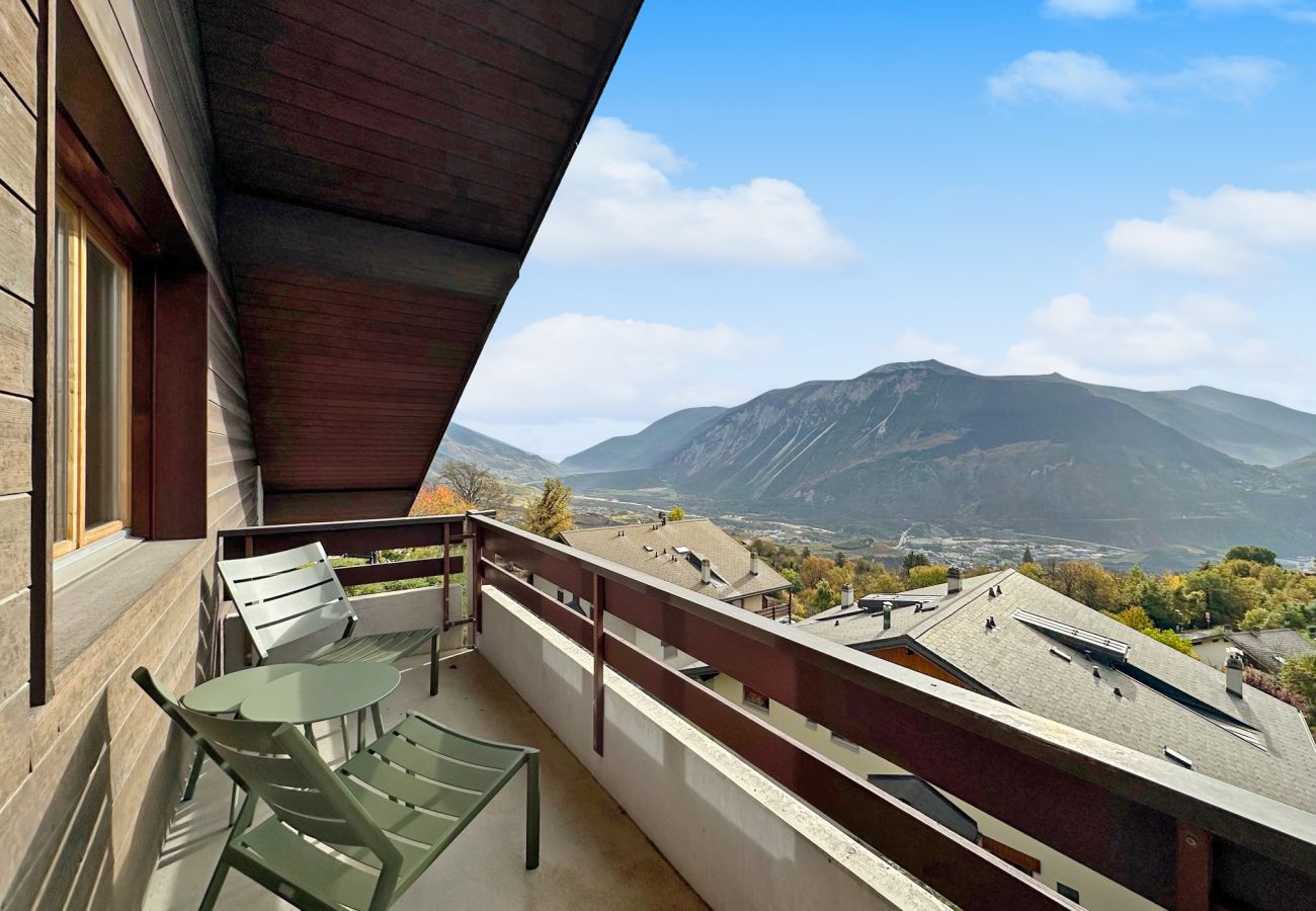 Ferienwohnung in Mollens - Family Penthouse with view of the Swiss Alps